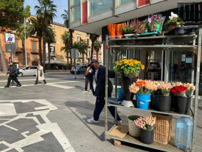 Ora per� � tempo di andare. Il fioraio ha terminato la sua sosta in via Sparano e deve riprendere il suo lavoro. Con una mano afferra il suo colorato carrello e, trainandolo un po� a fatica, sparisce dietro l�angolo
